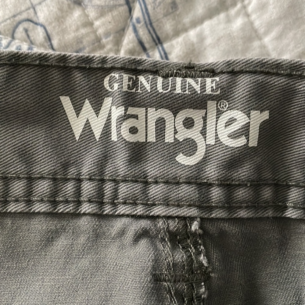 Mens Wrangler Gray Cargo Shorts - Picture 3 of 4